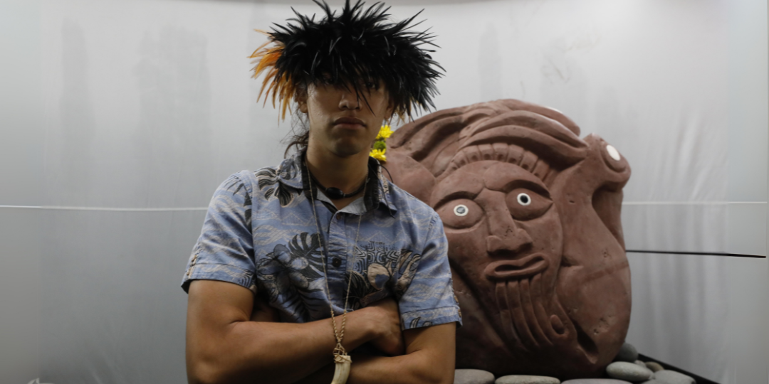 Hito intercultural en la UC: instalan escultura creada por estudiante Rapa Nui en Campus San Joaquín